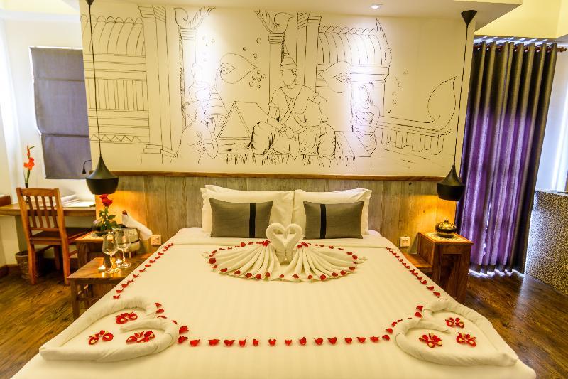 Double Leaf Boutique Hotel Пномпень Экстерьер фото